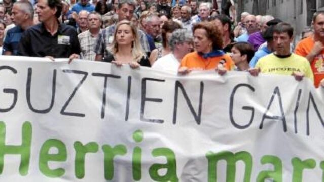 Manifestación abertzale por el «derecho a decidir» que ayer recorrió el centro de Bilbao