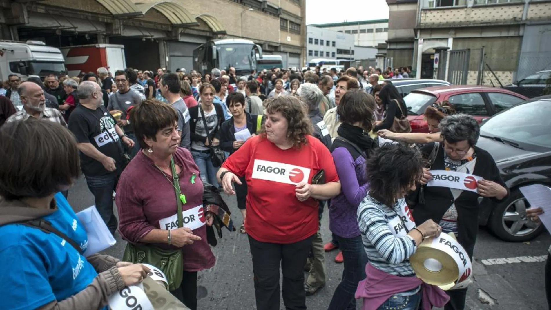 Cientos de trabajadores de Fagor se han manifestado hoy por las calles de Basauri en protesta por los recortes de empleo previstos por la dirección de la cooperativa vasca