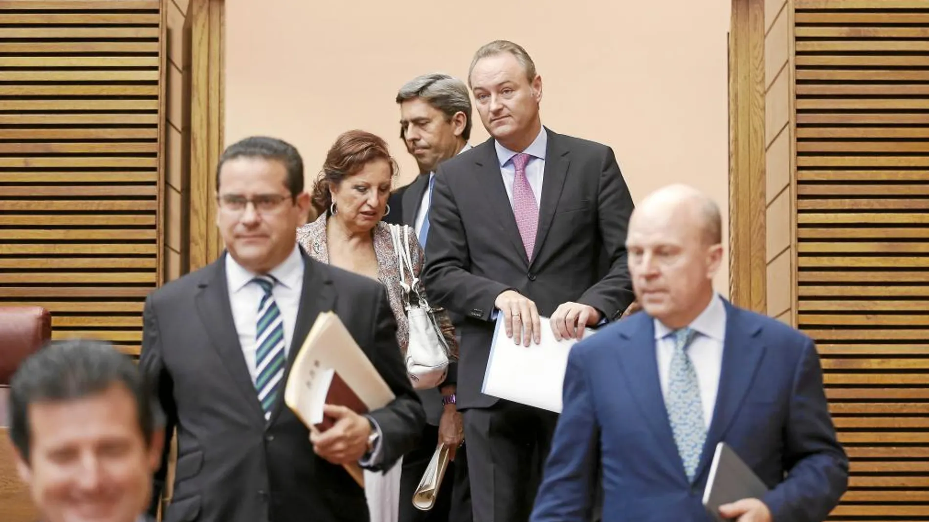El presidente Fabra entra en el hemiciclo «escoltado» por Císcar, Bellver y Buch. A su lado, Llinares. Al fondo, Rambla