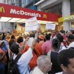Los trabajadores protestan en un McDonald's de la Quinta Avenida de Nueva York