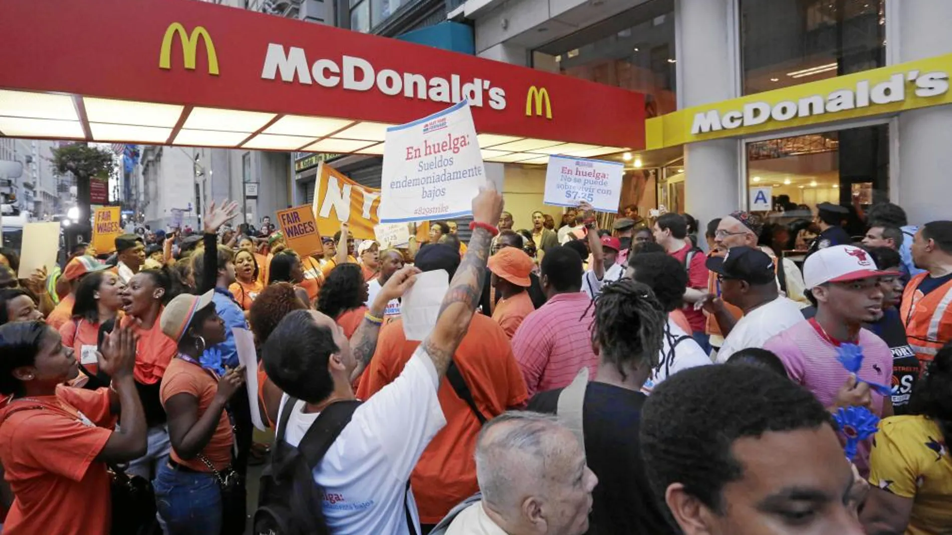 Los trabajadores protestan en un McDonald's de la Quinta Avenida de Nueva York