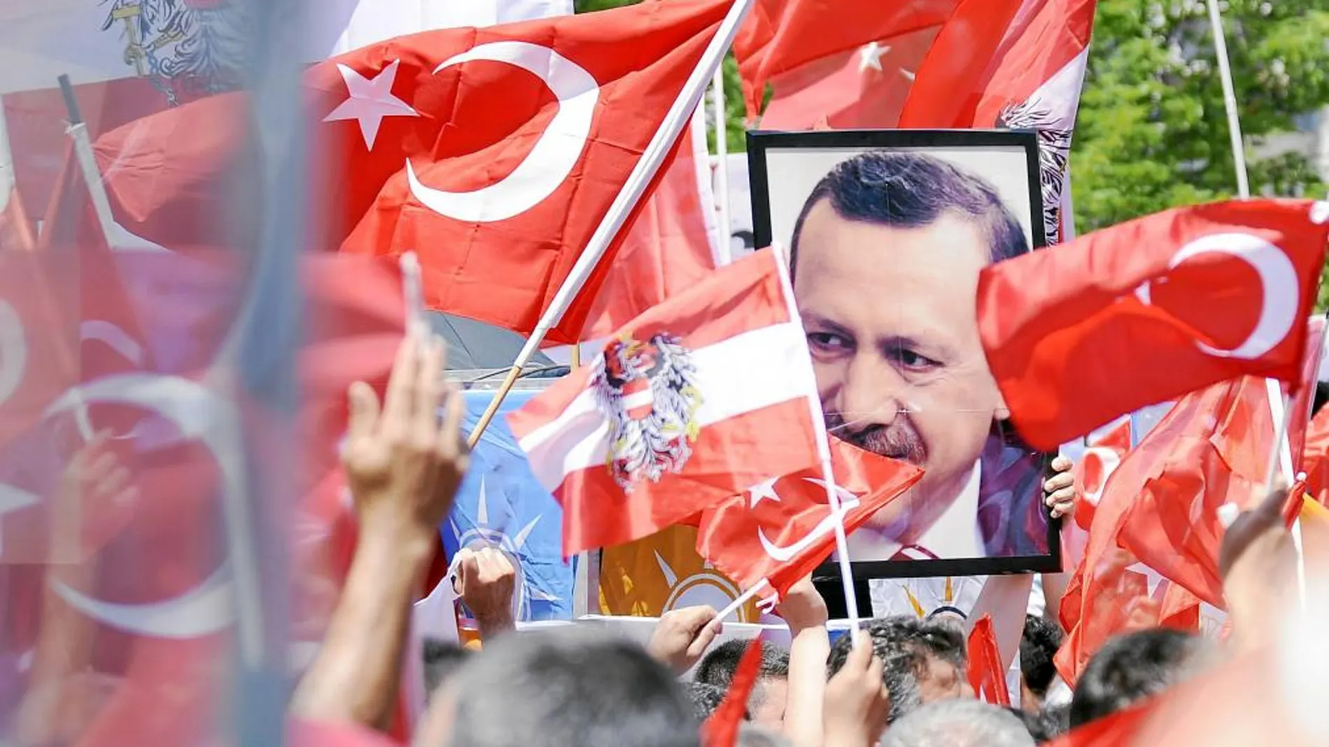 Unas 8.000 personas se manifestaron ayer en Viena a favor de Recep Tayyip Erdogan