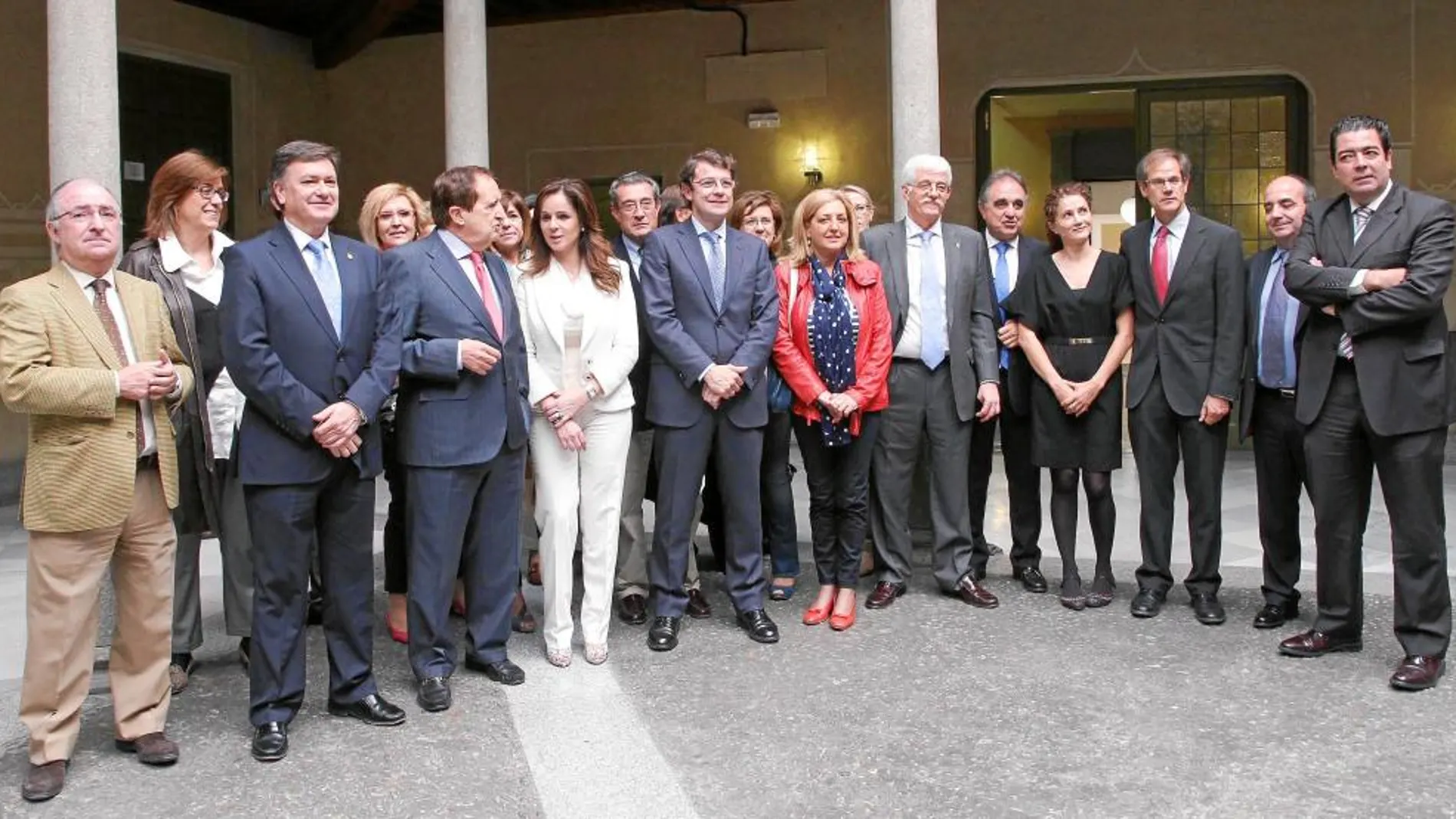 Silvia Clemente, Fernández Mañueco, Lucas y Francisco Vázquez, junto al grupo de senadores del PP