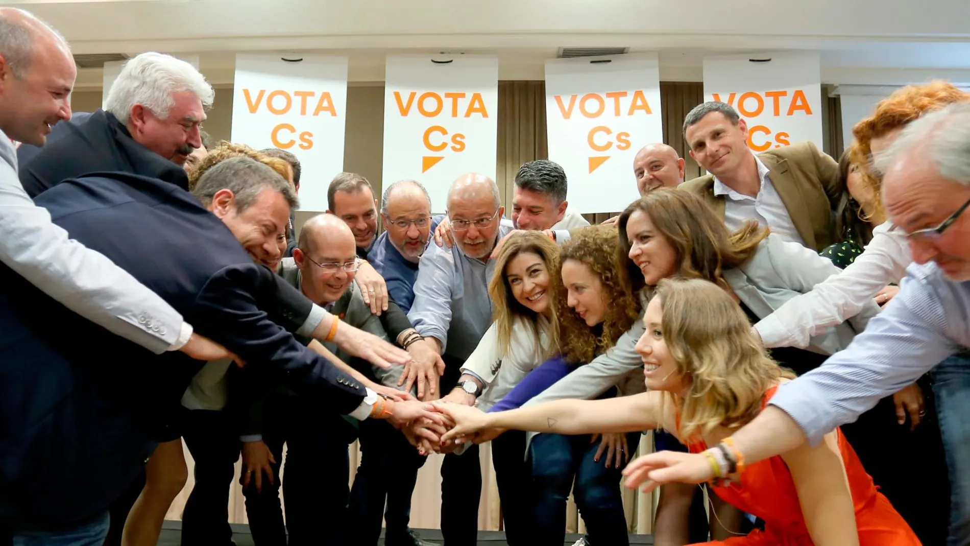 El líder de Ciudadanos, Francisco Igea, junto al resto de candidatos