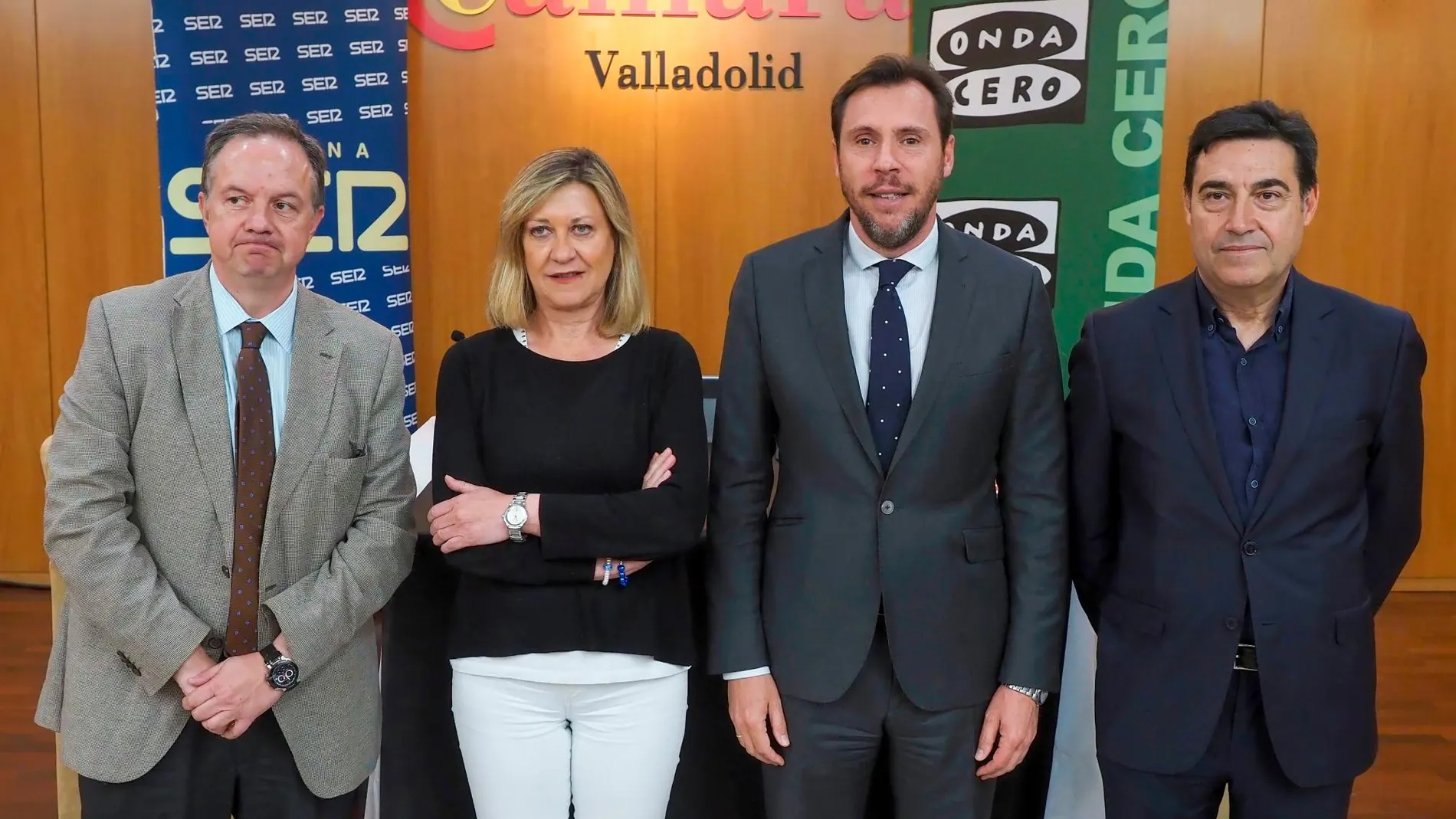 Los candidatos del PP y PSOE, Pilar del Olmo y Óscar Puente, junto a los periodistas Ignacio Sobrino y Jesús Mateos