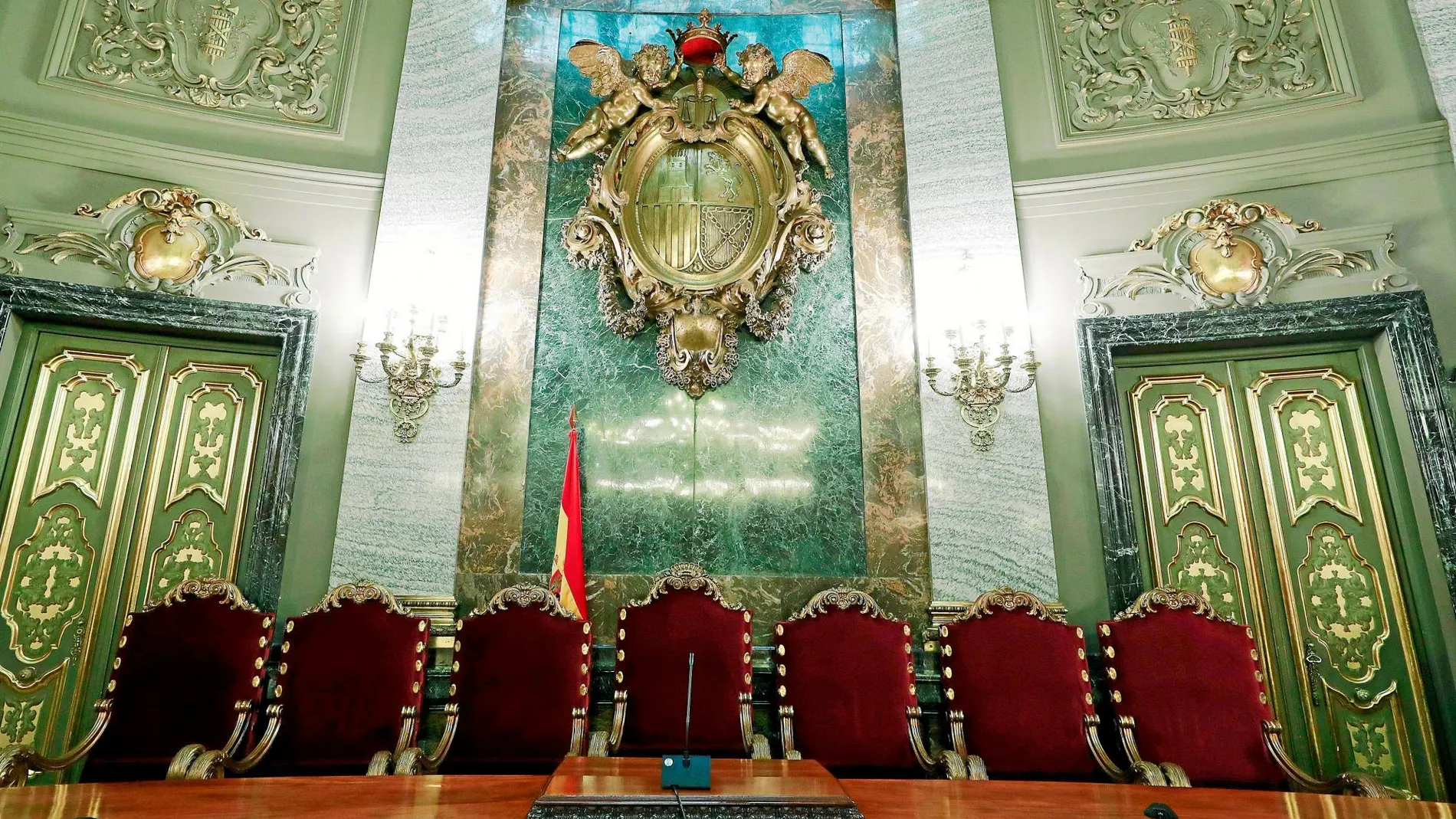Las sillas vacías que ocuparon los siete magistrados del tribunal del juicio del «procés» / Efe
