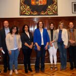 La presidenta de la Diputación, Ángeles Armisén, junto al diputado Luis Calderón y los representantes de diez productos alimentarios de la provincia