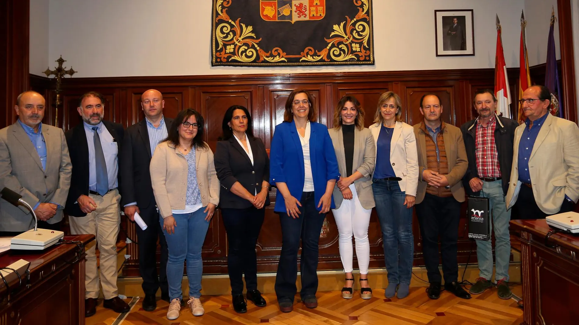 La presidenta de la Diputación, Ángeles Armisén, junto al diputado Luis Calderón y los representantes de diez productos alimentarios de la provincia