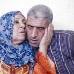 Uno de los 26 prisioneros palestinos liberados por Israel abraza a su madre en Jan Younis, en la franja de Gaza