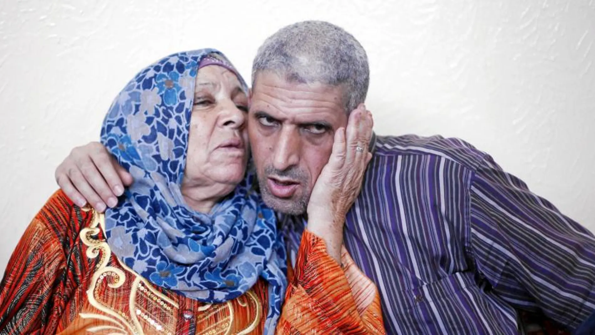 Uno de los 26 prisioneros palestinos liberados por Israel abraza a su madre en Jan Younis, en la franja de Gaza