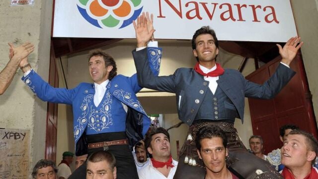 Los rejoneadores abandonan a hombros el coso pamplonés