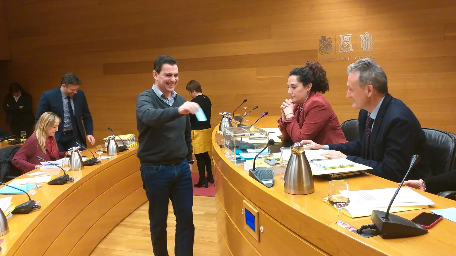 El diputado Subiela (C’s) en el momento de votar para que su compañero Woodward fuera el encargado de leer el dictamen