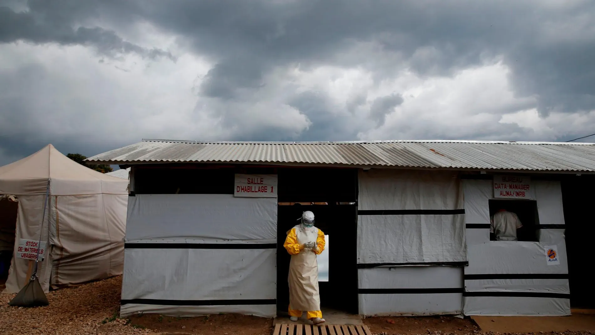 Un sanitario con el traje de protección en la República Democrática del Congo / Foto: Reuters