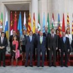 Su Majestad el Rey y el Príncipe de Asturias junto a los miembros del Gobierno y todos los presidentes autonómicos el pasado 2 de octubre en el Senado