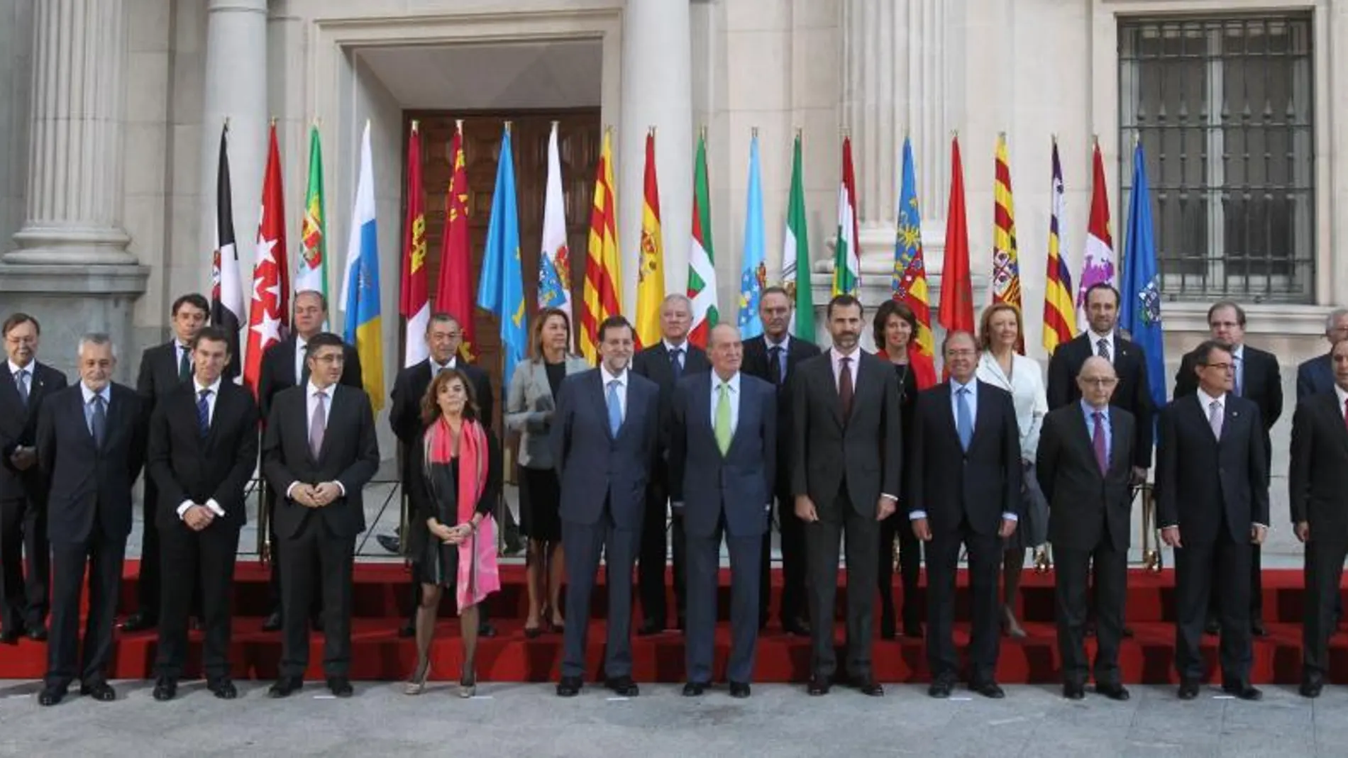 Su Majestad el Rey y el Príncipe de Asturias junto a los miembros del Gobierno y todos los presidentes autonómicos el pasado 2 de octubre en el Senado