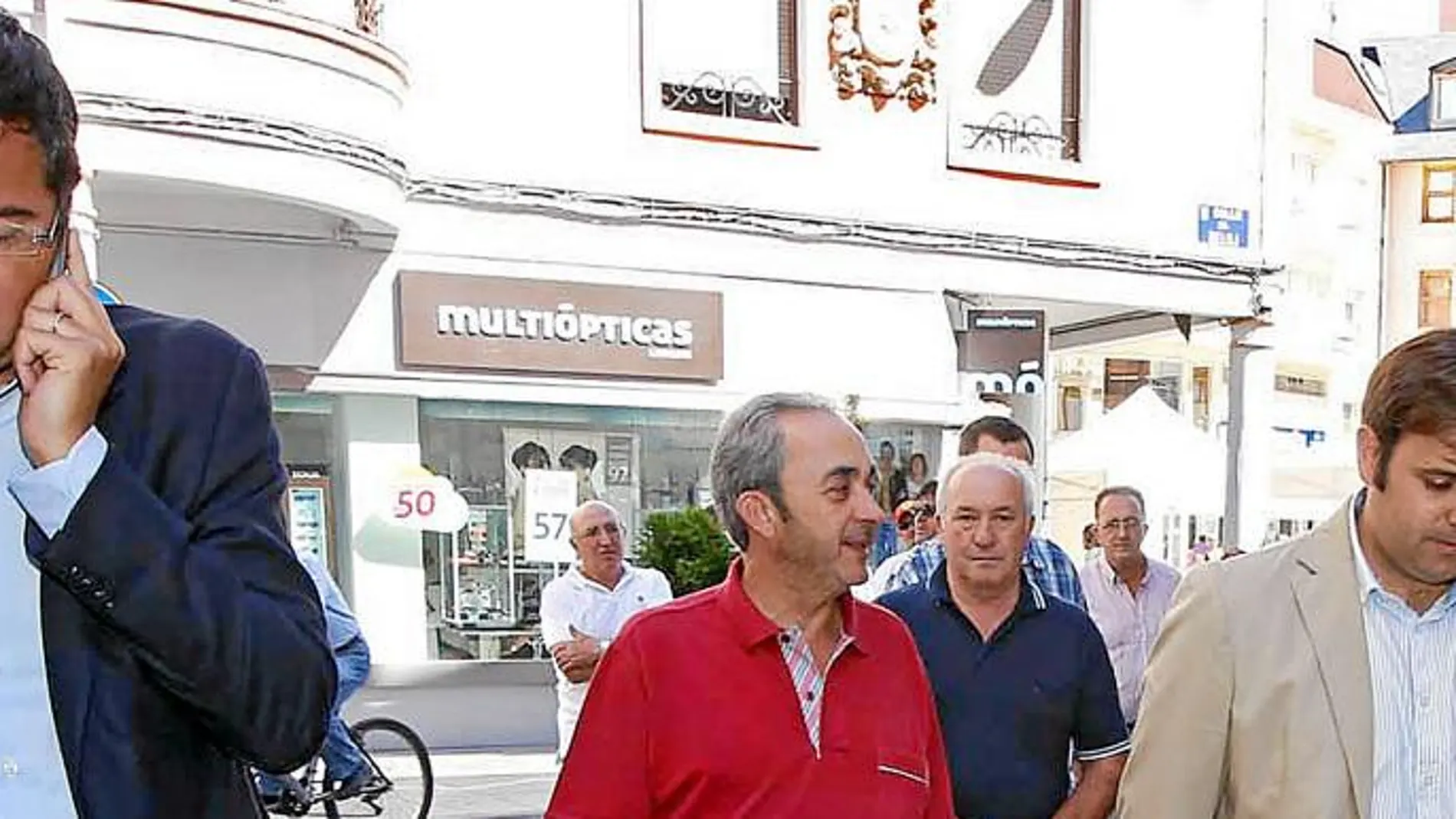 El secretario provincial del PSOE leonés, Tino Rodríguez (d), con Óscar López
