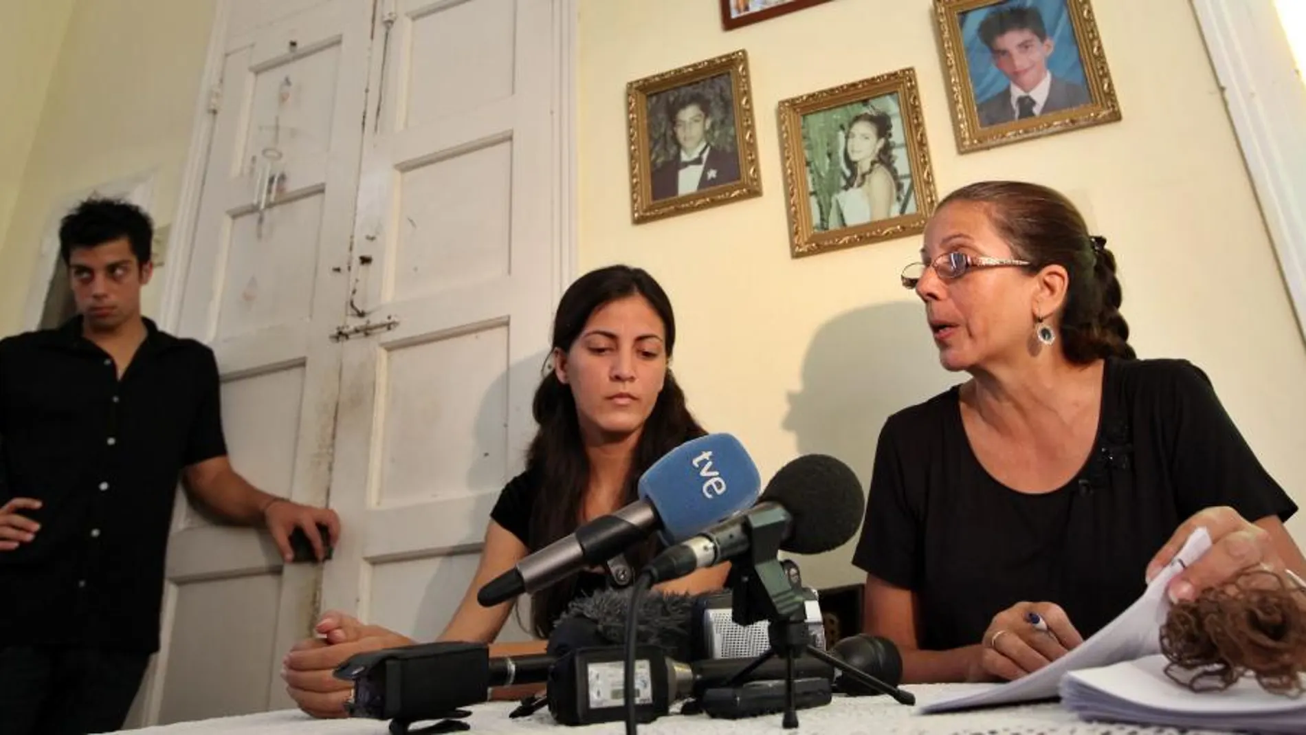 Ofelia Acevedo (d), viuda del fallecido disidente cubano Oswaldo Payá, habla durante una rueda de prensa en compañía de sus hijos Rosa Maria Payá Acevedo (c) y Oswaldo José Payá Acevedo
