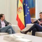 Pablo Iglesias y Pedo Sánchez durante una reunión en Moncloa