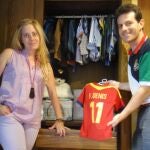 Luis Miguel y Paula han personalizado una camiseta de la selección española para el niño ruso que están en proceso de adoptar