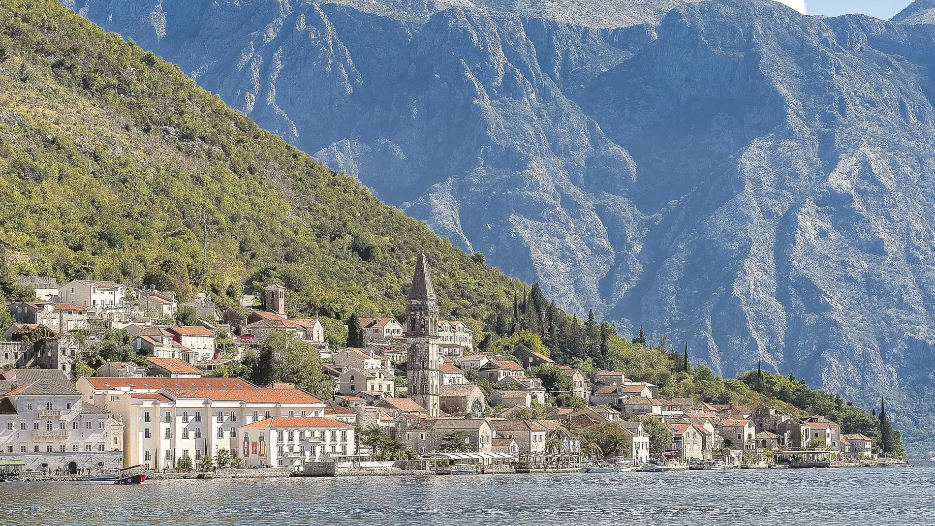 La torre de la iglesia de San Nicolás y varios palacetes barrocos son parte del casco histórico de Perast, el pueblo más romántico y fotogénico de la bahía