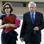 El abogado Javier Gómez de Liaño junto a su mujer la también letrada María Dolores Márquez de Prado, con quien comparte un bufete profesional en Madrid, tras su reunión esta tarde en la prisión madrileña de Soto del Real con el extesorero del PP Luis Bárcenas.