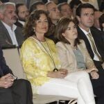 Aznar, junto a su esposa, Ana Botella (2i); Soraya Saénz de Santamaría (c) y José Manuel Soria (4i), entre otros.