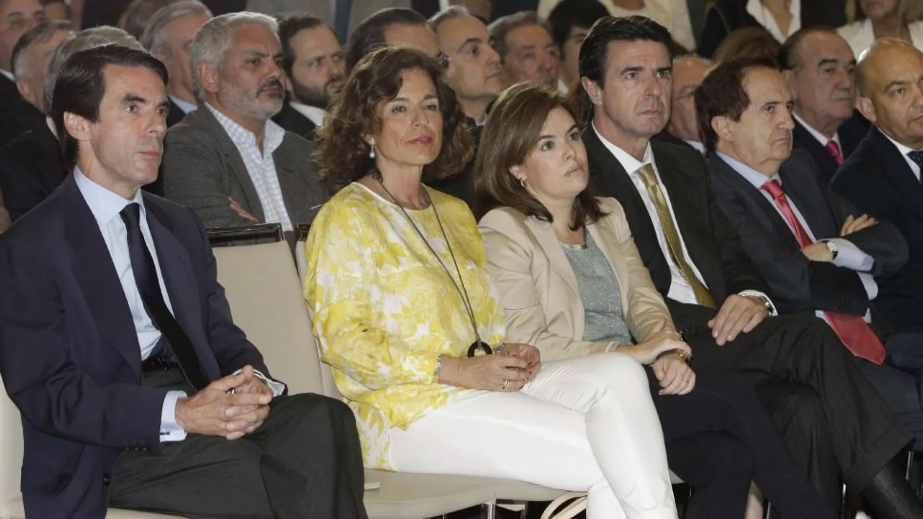 Aznar, junto a su esposa, Ana Botella (2i); Soraya Saénz de Santamaría (c) y José Manuel Soria (4i), entre otros.