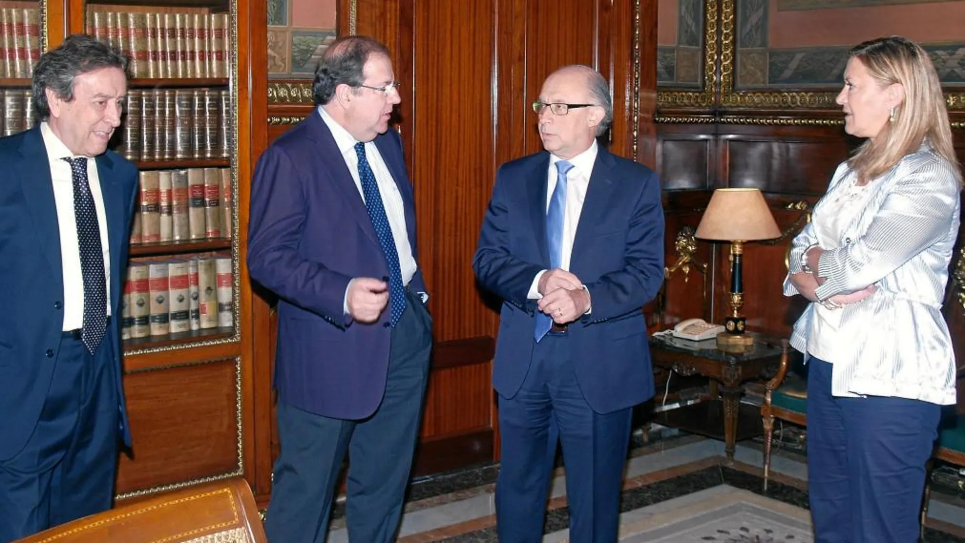 El presidente Herrera charla con el ministro Montoro, en presencia de los consejeros De Santiago-Juárez y Del Olmo