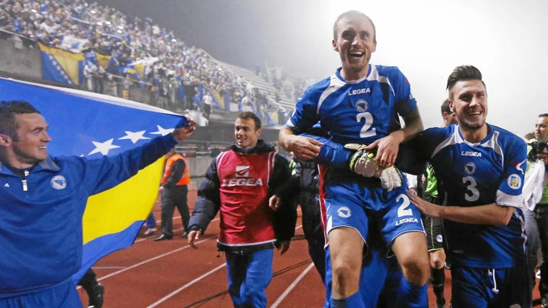 Los jugadores bosnios celebran su primera clasificación mundialista