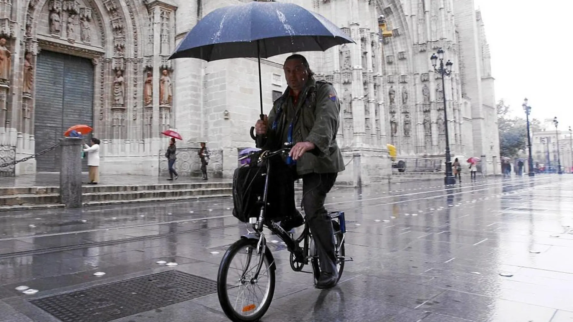 La Junta gastará 315.000 euros para que el carril bici mojado resbale menos