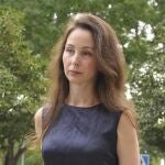 La juez Mercedes Alaya, que investiga los ERE fraudulentos, a su llegada hoy, jueves 19 de septiembre de 2013, a los Juzgados de Sevilla, donde toma declaración como imputado al exdirector general de Presupuesto de la Junta, Antonio Lozano. EFE/Raúl Caro
