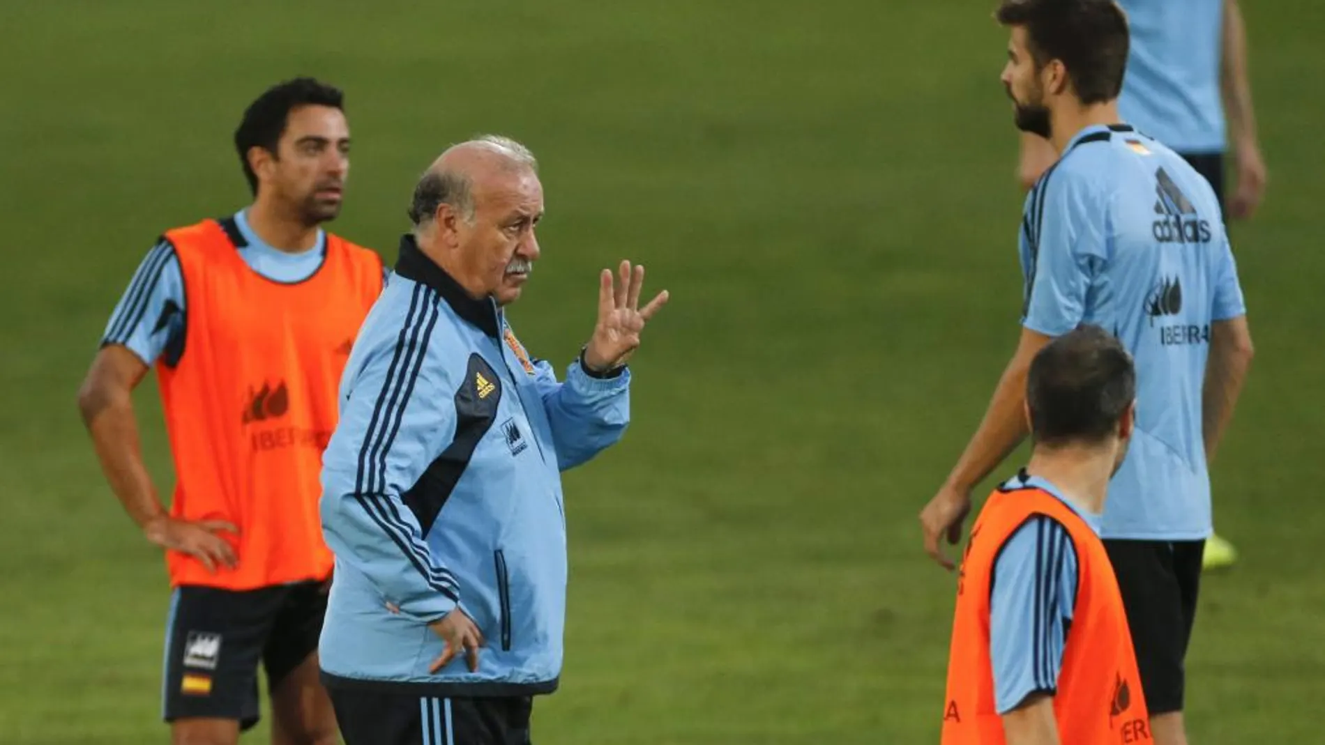 El entrenador de la selección española, Vicente del Bosque, da instrucciones a sus jugadores durante el entrenamiento que el equipo ha realizado esta tarde en La Ciudad del Fútbol de Las Rozas