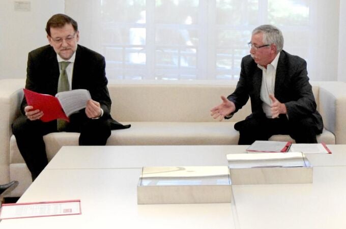 Mariano Rajoy ayer en Moncloa con Ignacio Fernández Toxo (CC OO), durante la reunión con los líderes sindicales