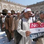 Partidarios del depuesto Mohamed Mursi, frente a la mezquita Al Azhar, en El Cairo