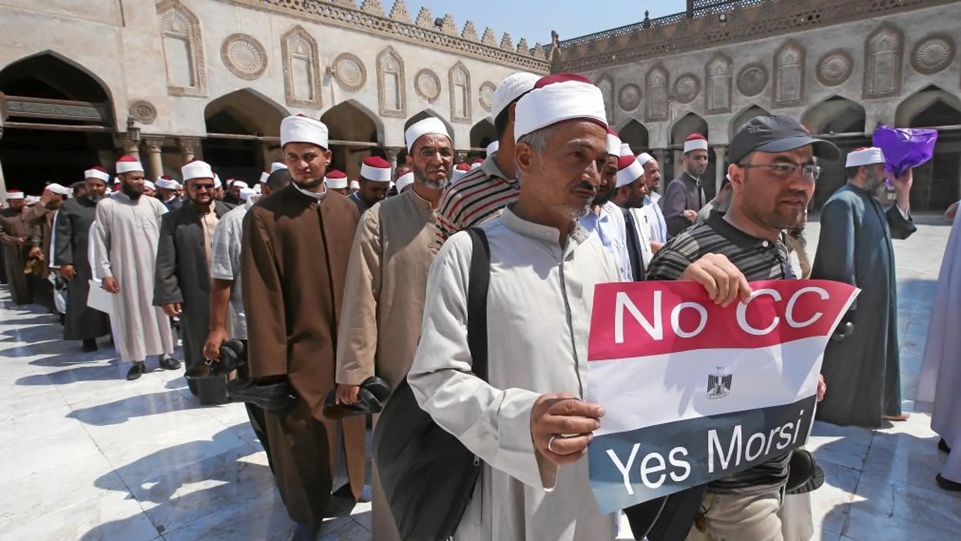 Partidarios del depuesto Mohamed Mursi, frente a la mezquita Al Azhar, en El Cairo