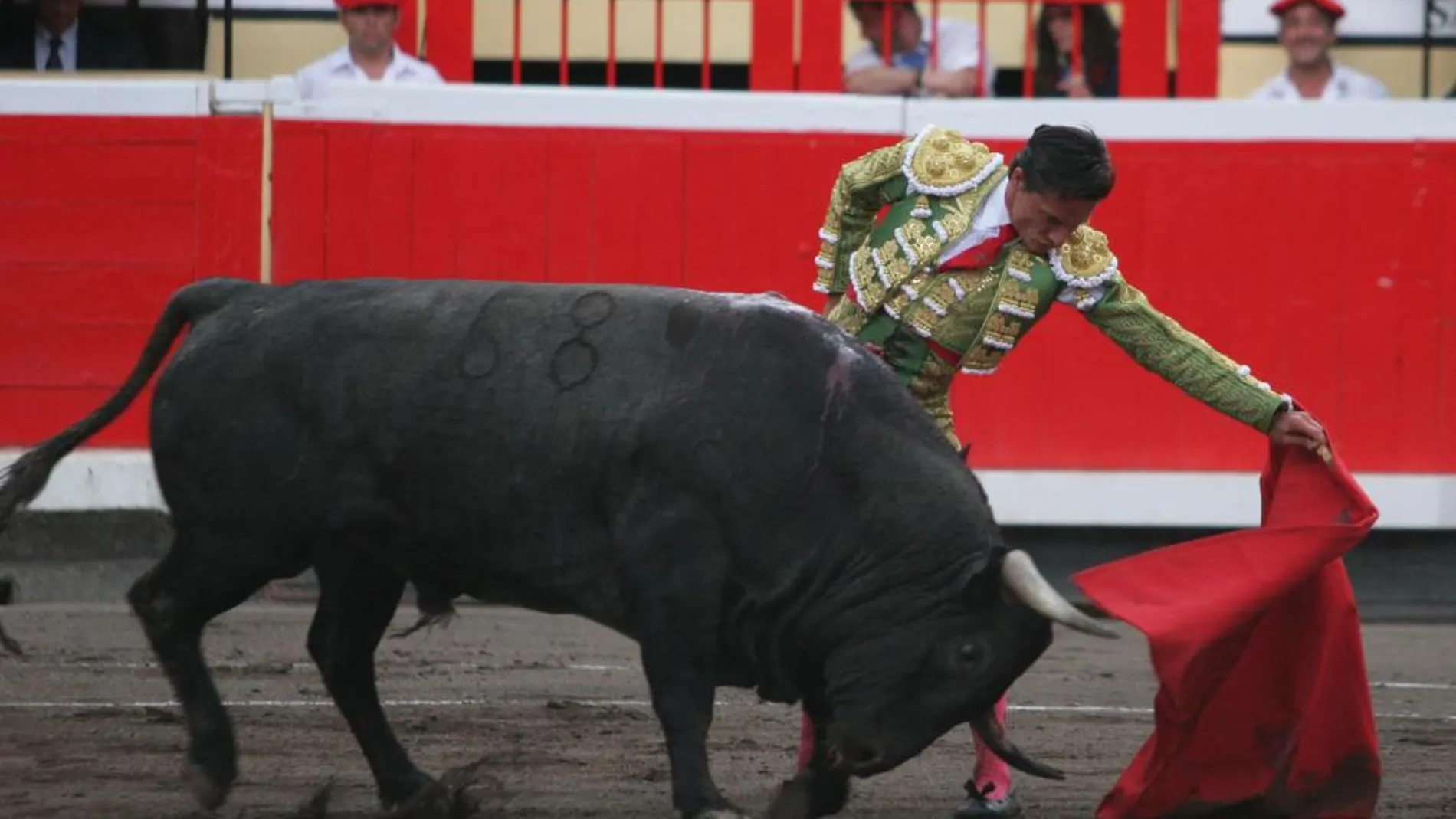 Diego Urdiales torea con la izquierda a un serio «Victorino»