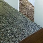 Imagen del Pabellón de España en la bienal, que muestra toneladas de escombros