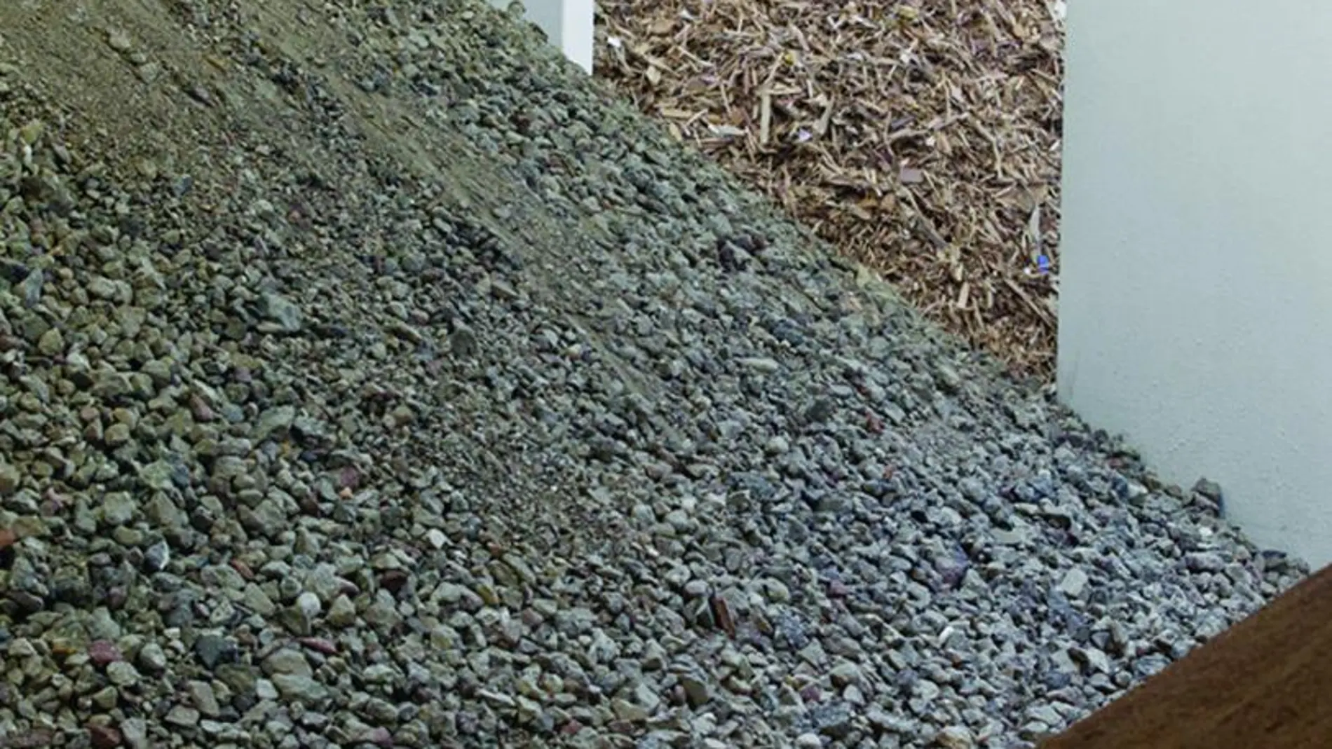 Imagen del Pabellón de España en la bienal, que muestra toneladas de escombros