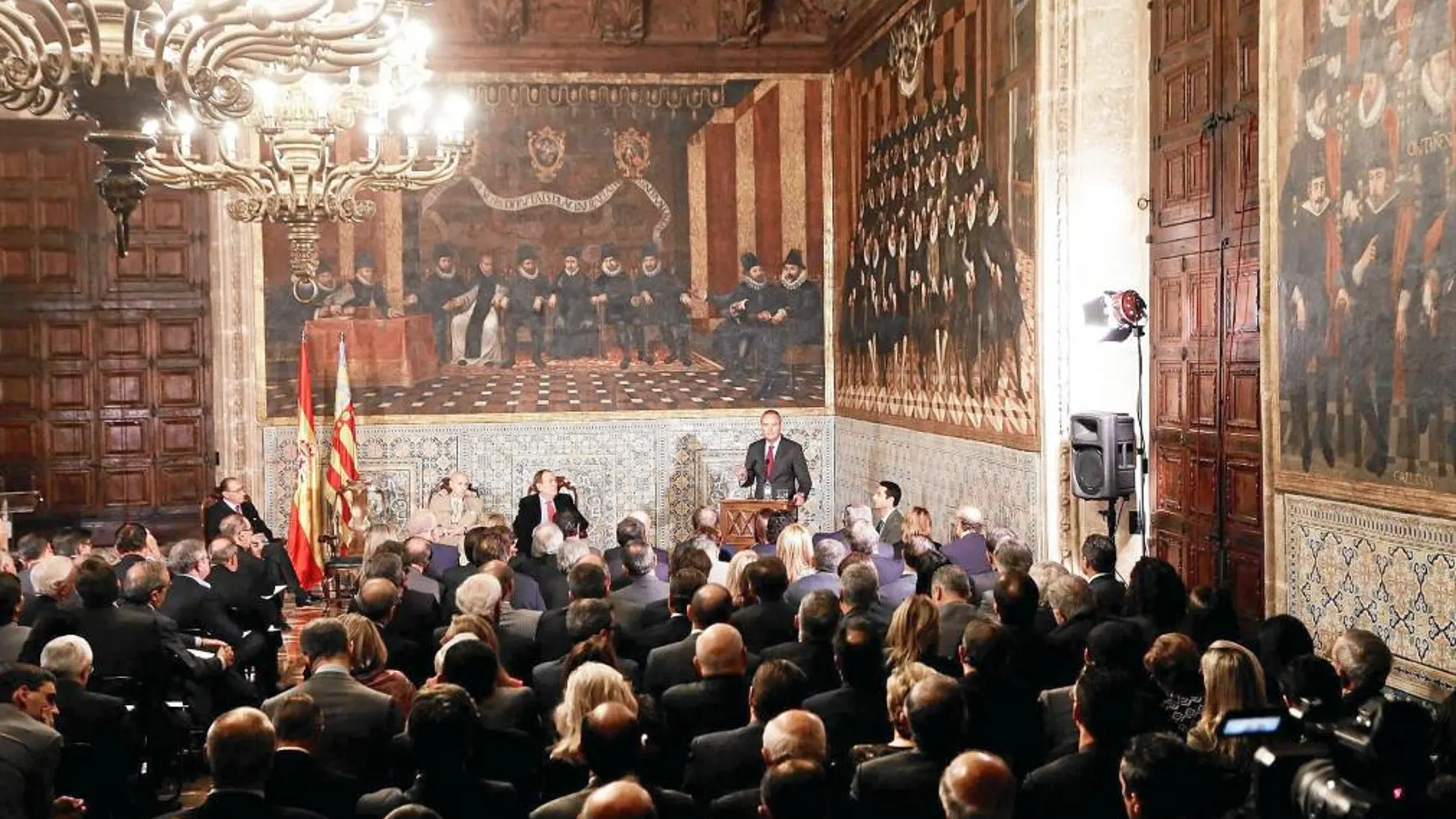 El salón de Corts del Palau fue el escenario elegido para la presentación del informe