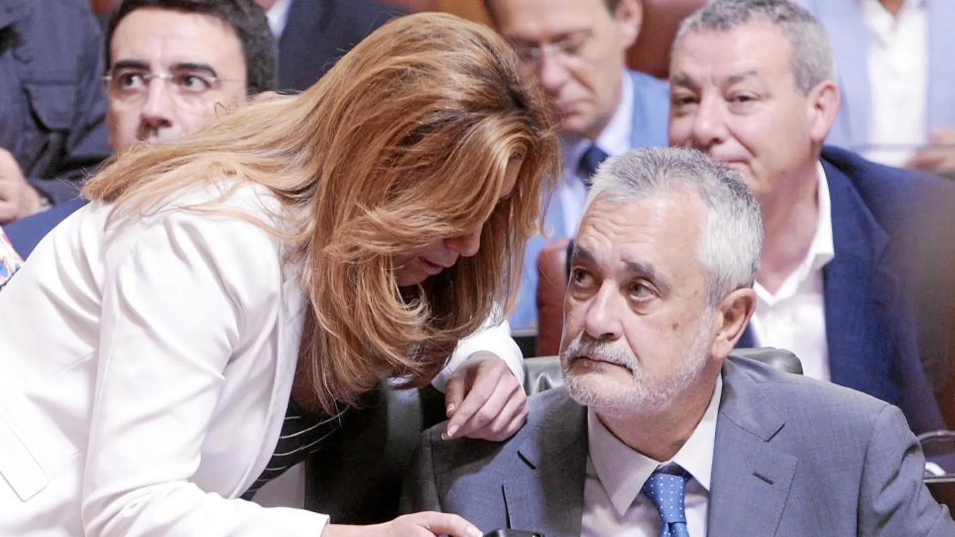 Susana Díaz habla con Griñán, ayer en la Cámara