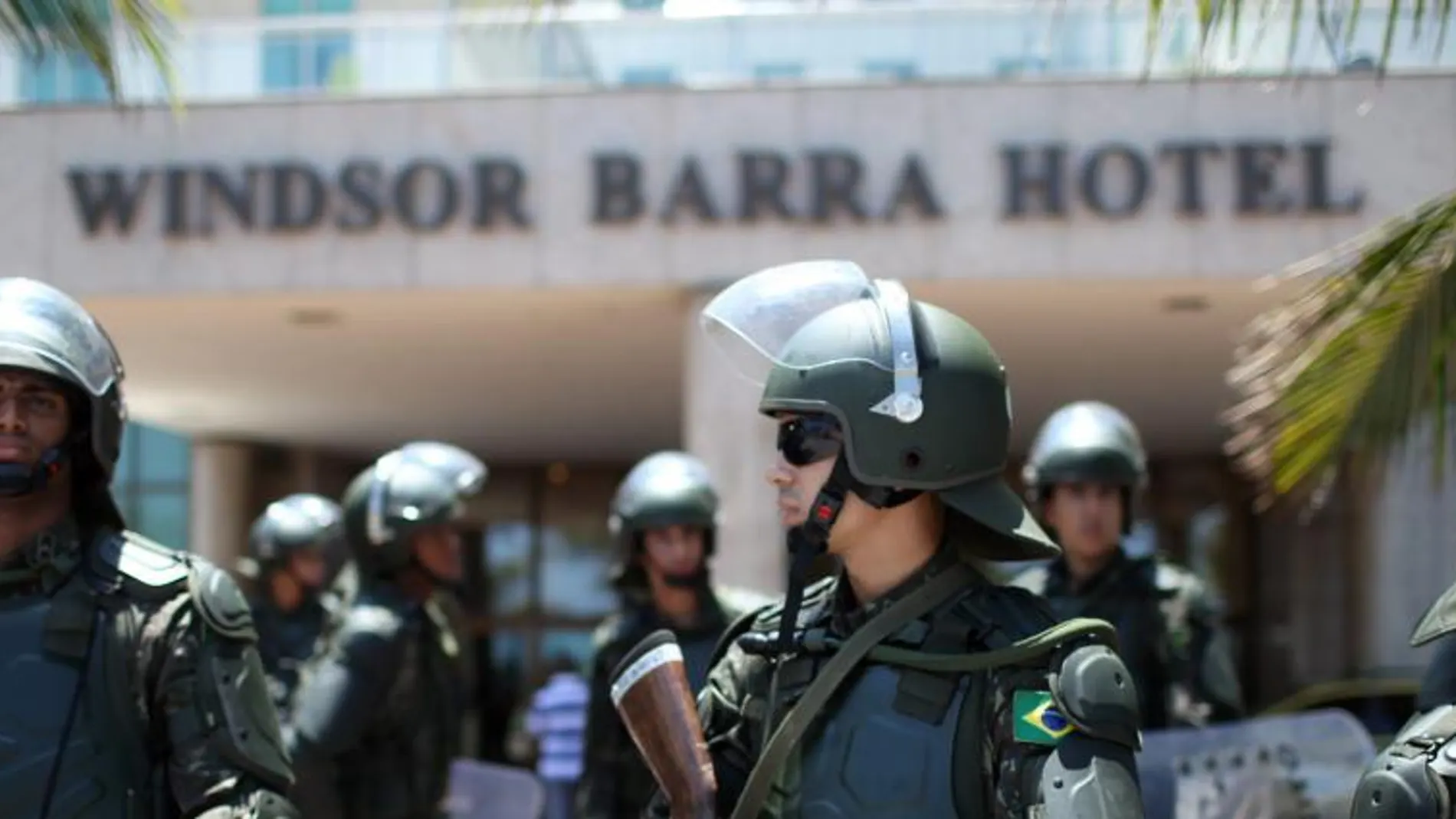 Miembros del Ejército brasileño vigilan hoy, domingo 20 de octubre de 2013, en la playa de Barra de Tijuca, para garantizar la seguridad de la subasta mañana del yacimiento Libra, en Río de Janeiro.