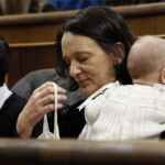 Carolina Bescansa con su bebé en el Congreso