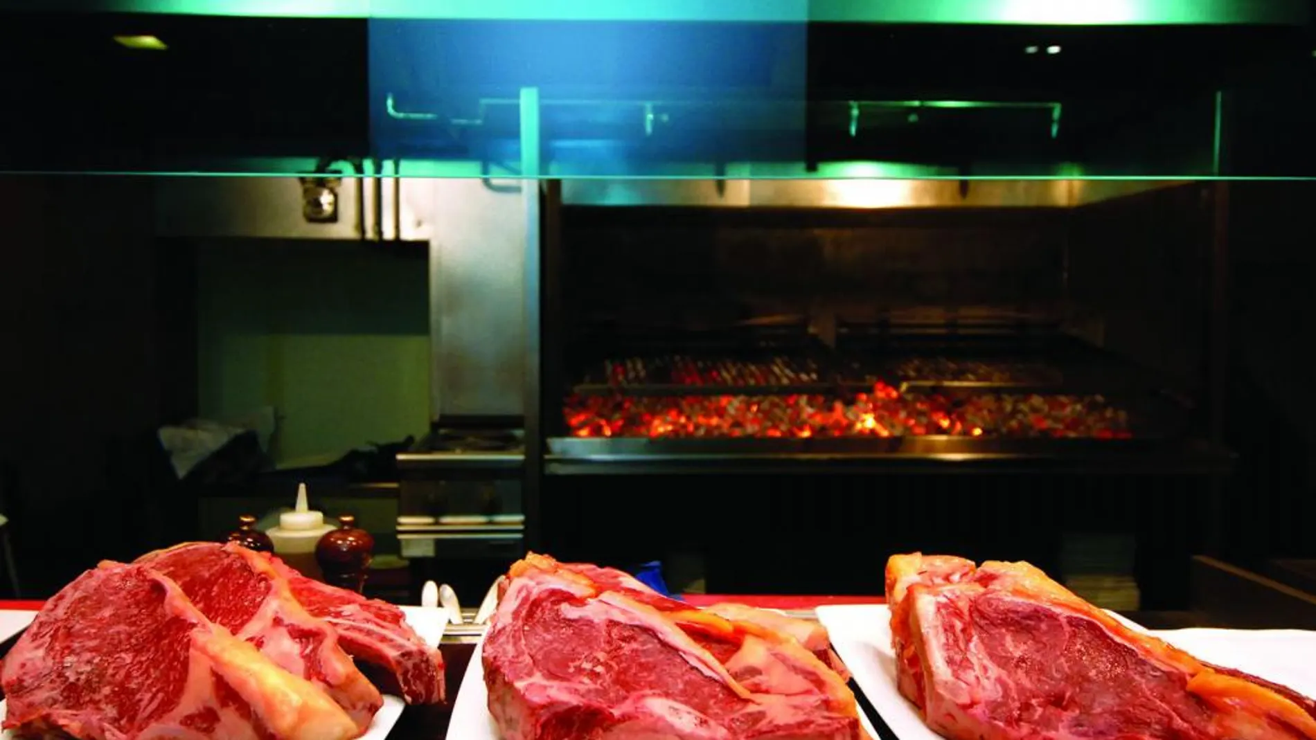 El cheletón se asa en parrilla de leña de encina