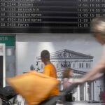 Varios viajeros, en el aeropuerto ruso donde permanece Snowden
