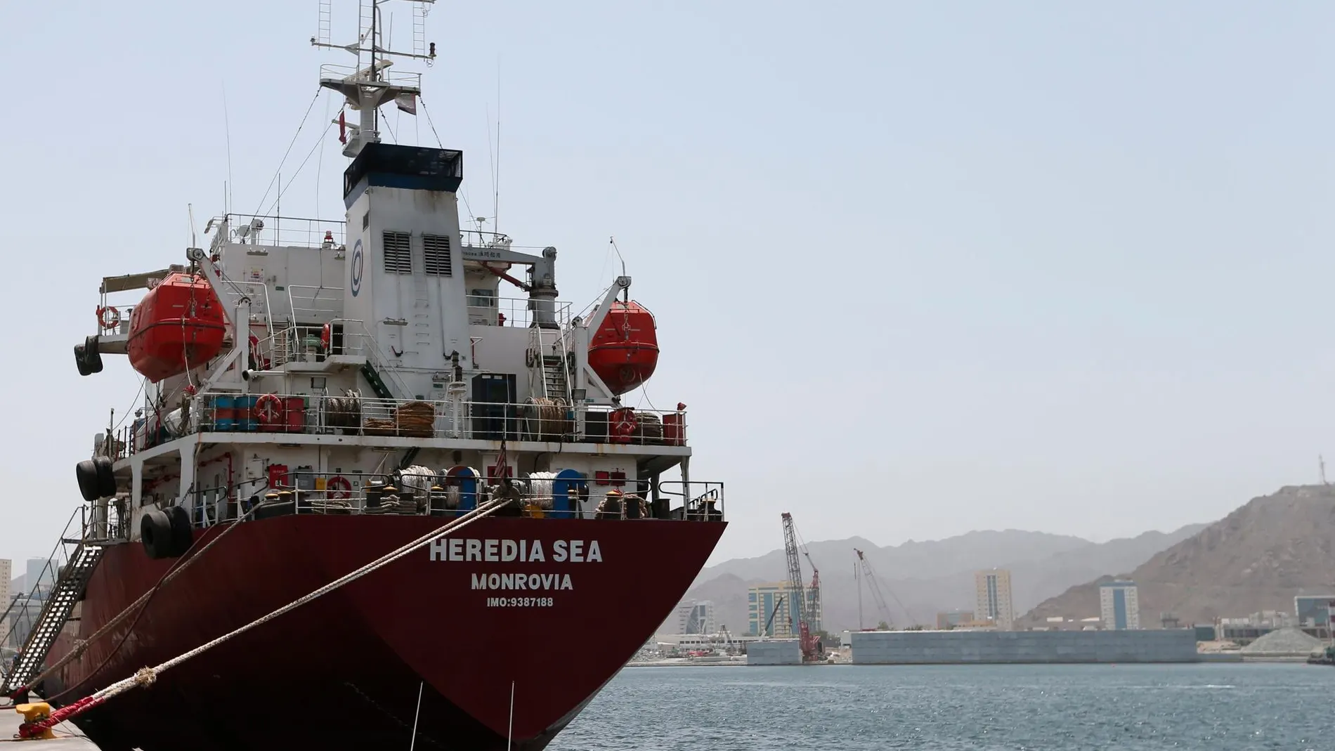 Vista de barco “Heredia sea” anclado en el puerto de Fujairah/Efe