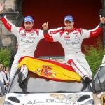 Dani Sordo, a la derecha, celebra su triunfo en el Rally de Alemania junto a su copiloto, Carlos del Barrio