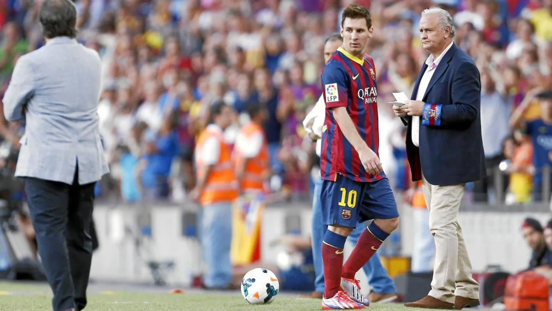 Momento en que Messi se retira ante el Levante y mira a su entrenador, «Tata» Martino