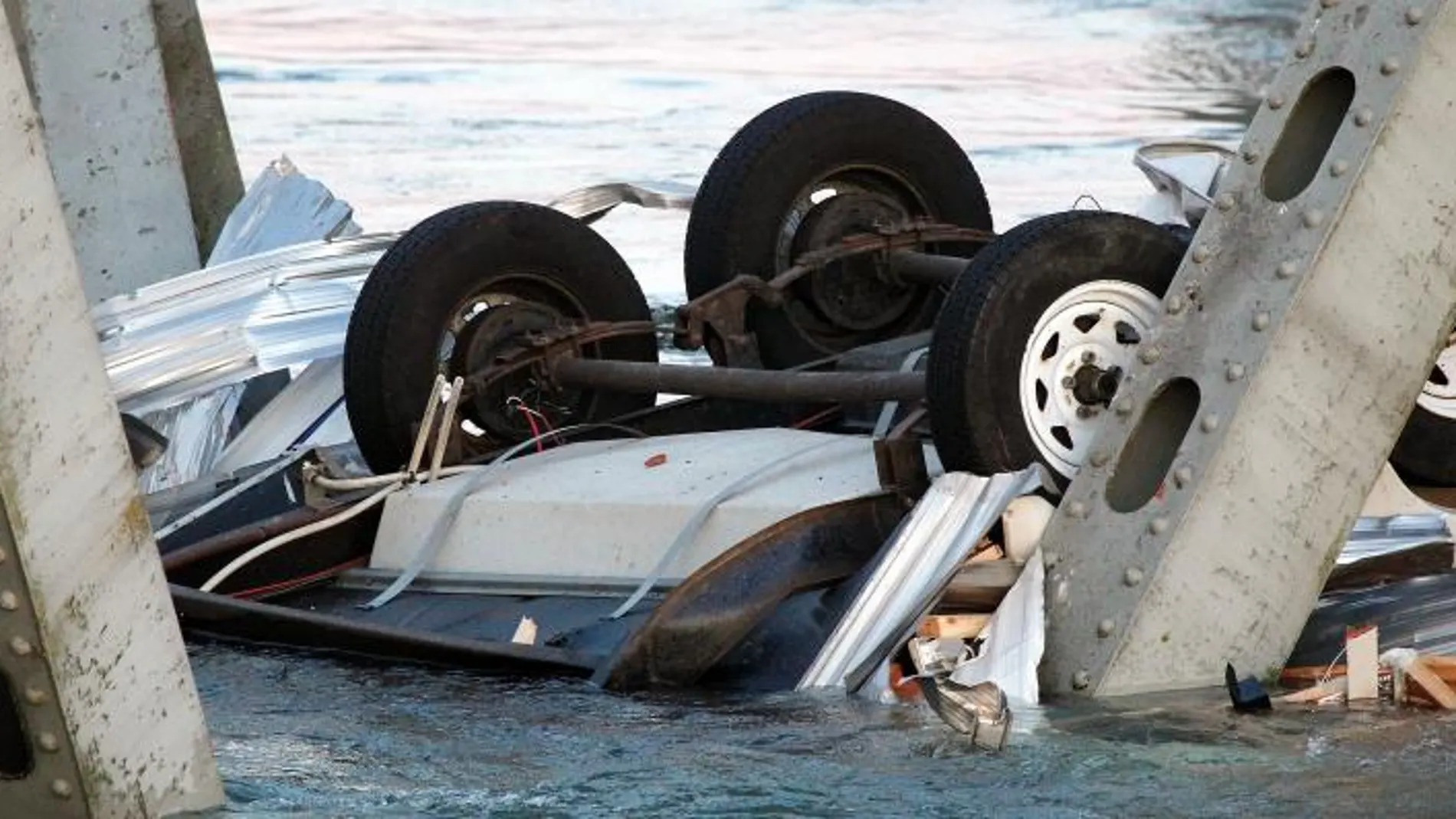Un coche volcado en el río tras el colapso del puente