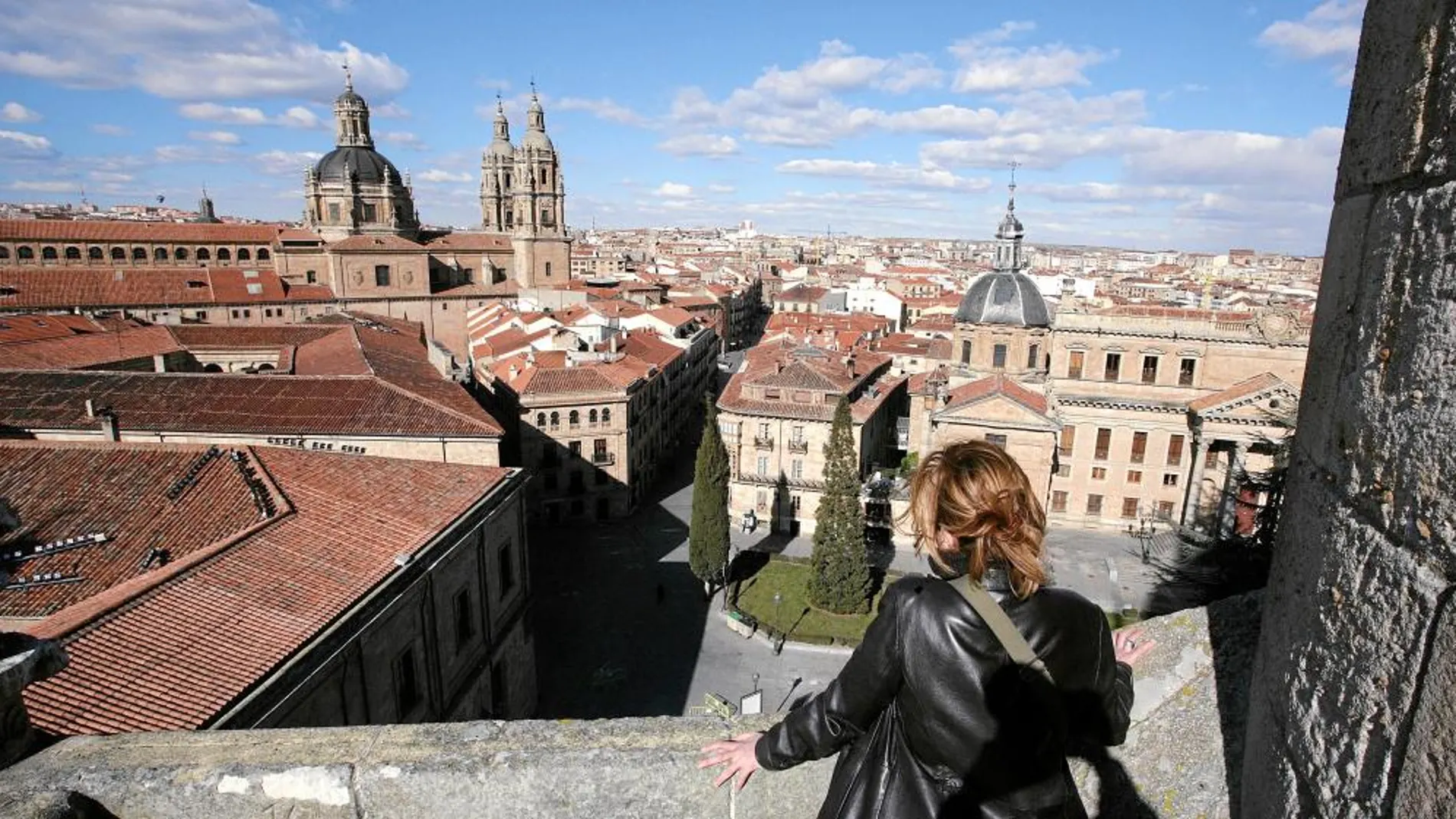 Vista general de la Ciudad Vieja de Salamanca con la catedral nueva y vieja en el horizonte
