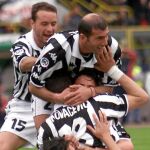 Esnáider, Kovacevic y «Zizou», entre otros, celebran un gol del equipo juventino